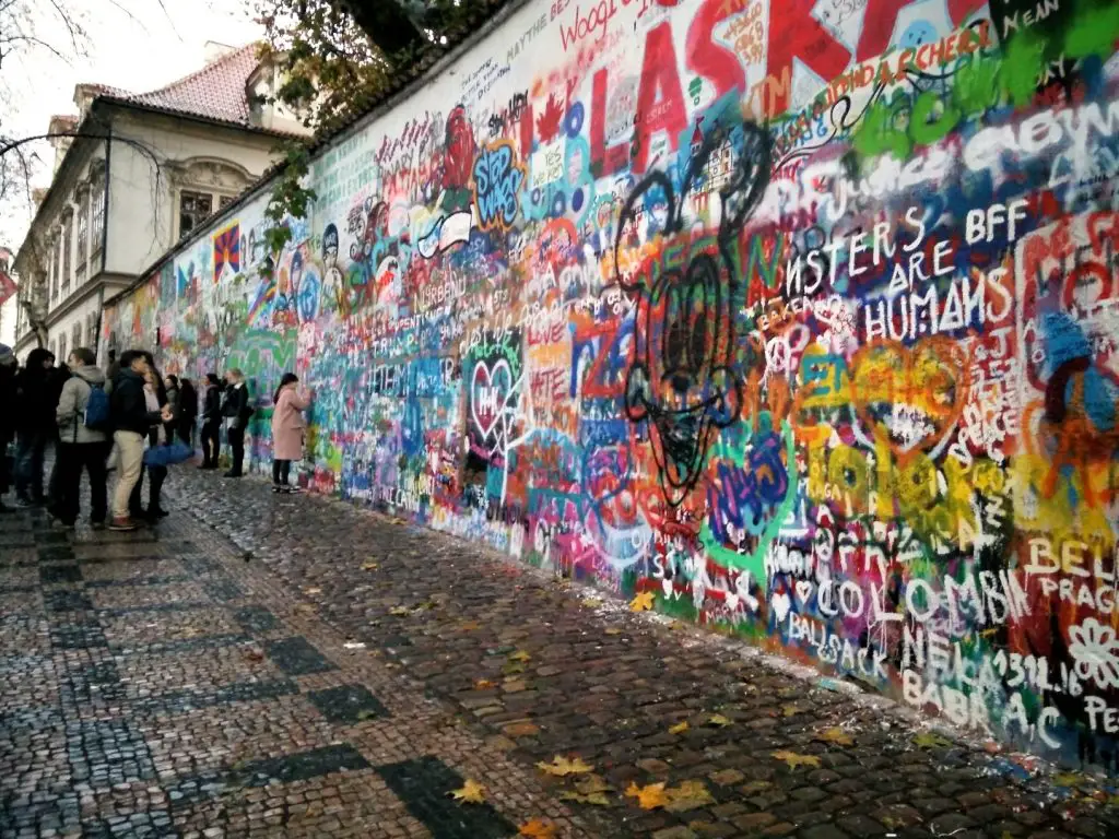 John Lennon Mauer Prag