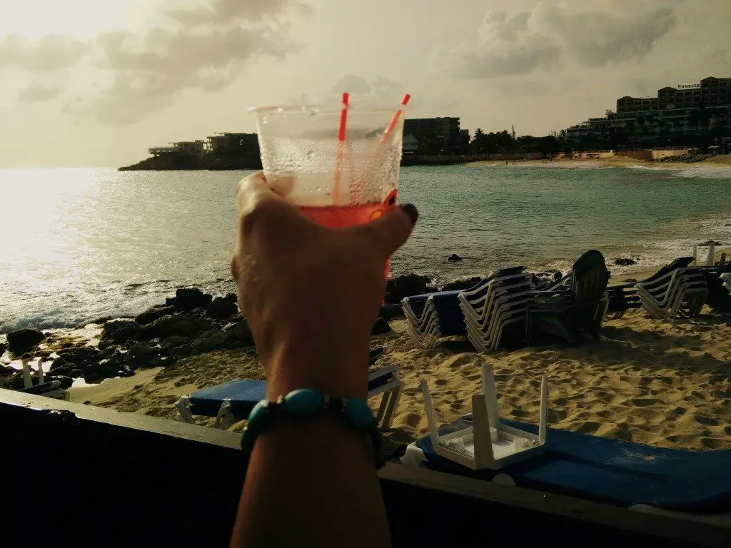 Sundowner am Maho Beach