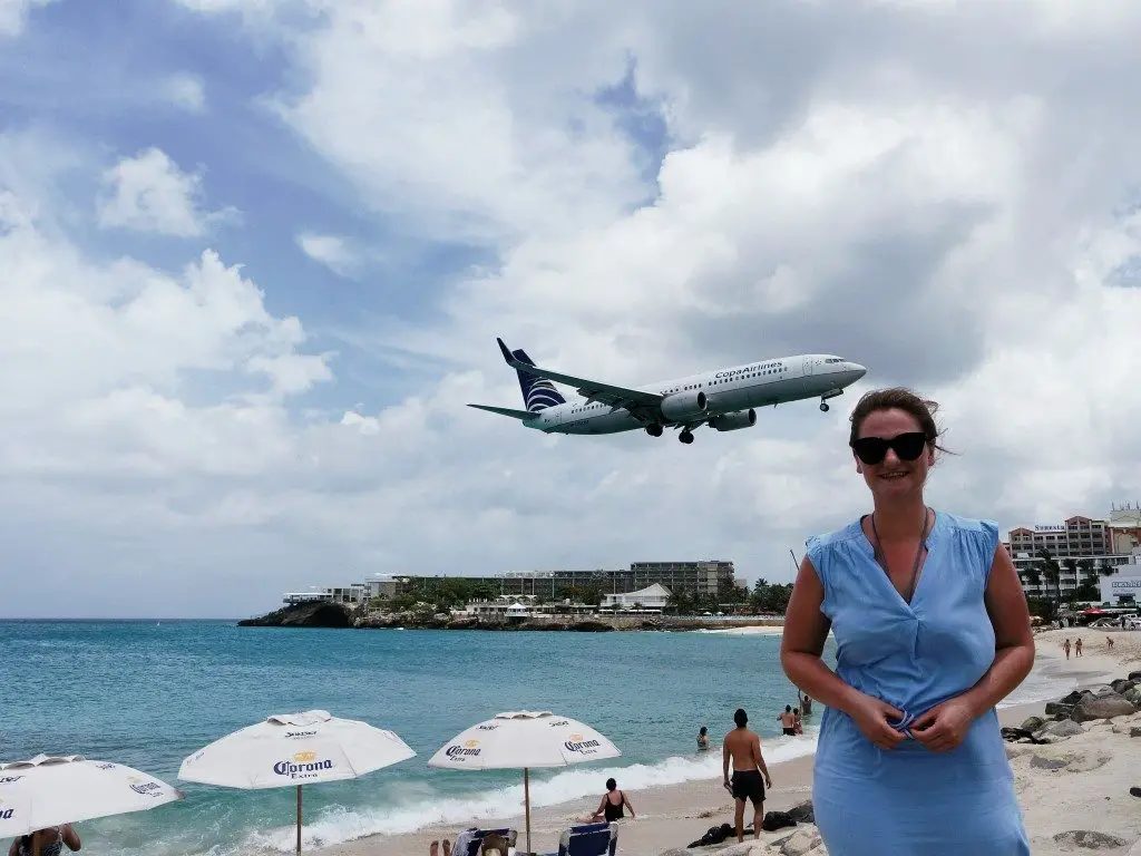 Flugzeug über Maho Beach