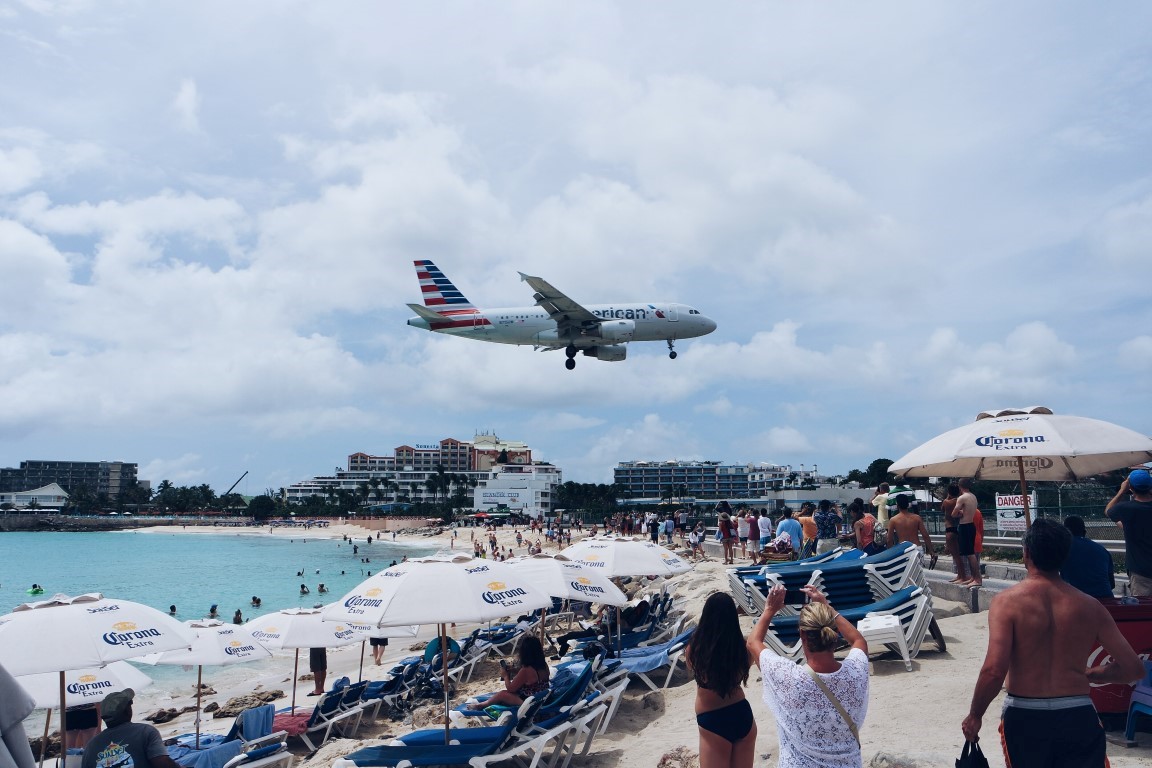 Flugzeug über Maho Beach