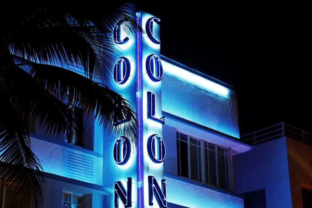 Leuchtreklame am Ocean Drive Miami