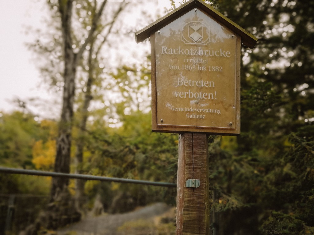 Rakotzbrücke warning sign