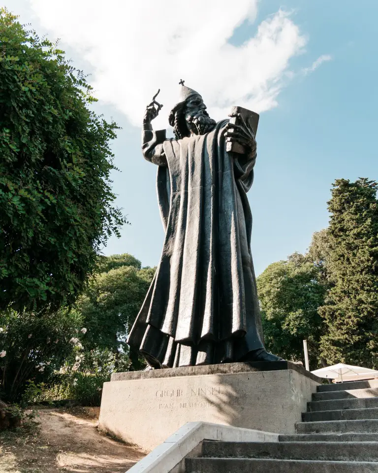 Gregor von Nin Statue