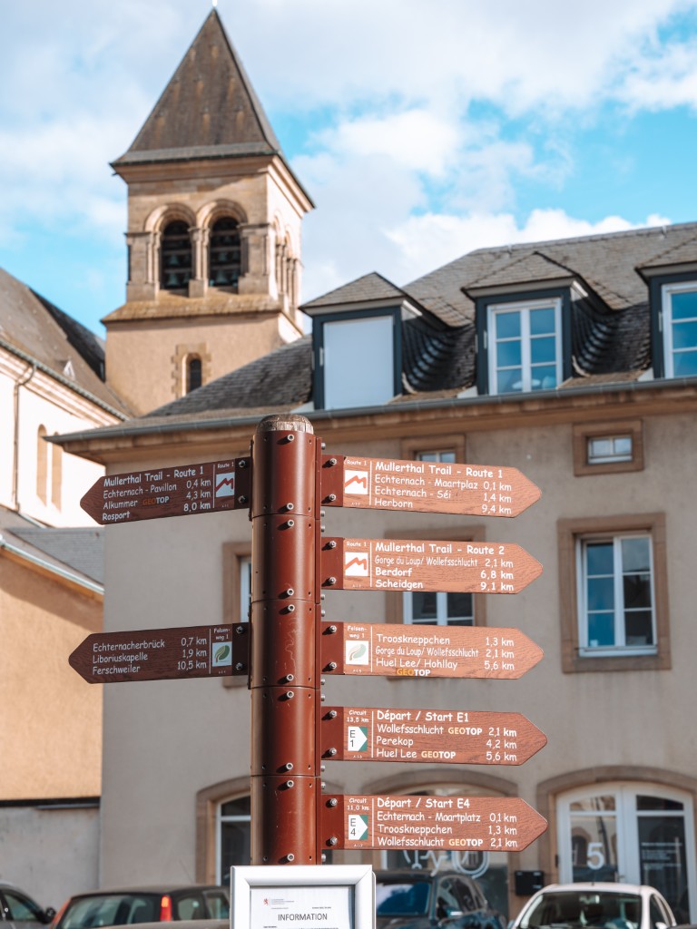 Echternach Wanderungen Müllerthal Altstadt Wegweiser